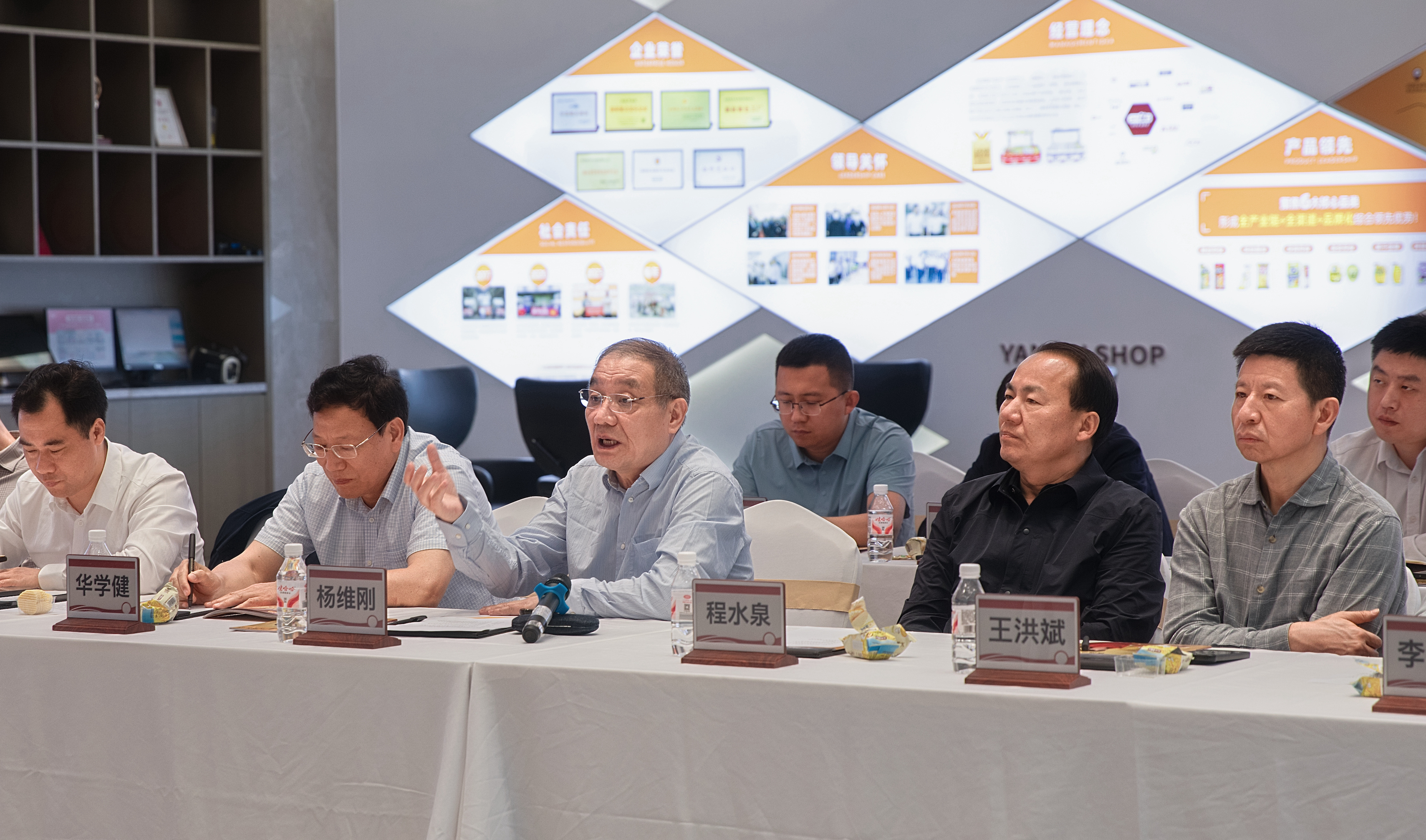 第十四屆全國人大代表、湖南省十三屆人大常委會副主任楊維剛一行蒞臨鹽津鋪子調研